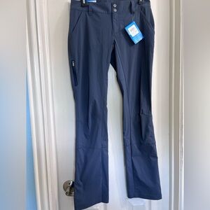 Columbia Women’s navy straight leg active fit pants